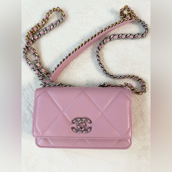 Chanel wallet on chain 19 - Picture 1 of 9